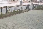 Hızla su birikintisine giren otomobil takla attı