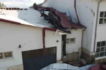 Hortum öğrenciler içerideyken okulu vurdu, çatıyı uçurdu, ağaçları devirdi