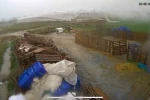 Hortum saniyeler içinde serayı yerle bir etti: O anlar kamerada