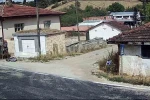 Hurdacılar köy meydanını çöplüğe çevirdi 
