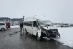 İşçi servisinin tıra çarpmasıyla 11 kişi yaralandı