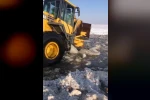 İçme suyu yolunu açarken kara saplanan loder vinç yardımıyla kurtarıldı