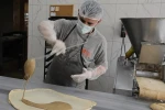 İftar ve sahur sofralarının vazgeçilmezi tahinli pide ilgi görüyor