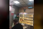 İftarda lokantaya giren güvercin ortalığı karıştırdı