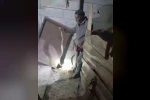 Iğdır’ın "Yılan Bükücüsü" gece gündüz demeden yılanları çıplak elle yakalıyor