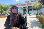 İki çocuk annesi, 2 erkek tarafından sopayla darbedildiğini iddia etti