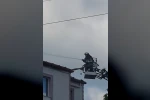 İki katlı binanın çatısında yangın