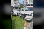 İki otomobilin çarpıştığı kaza anı kamerada