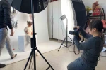 İkiz bebeklerinin fotoğraflarını çekerek başladı, evinin bir odasını stüdyoya çevirdi