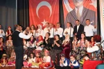 İlçe protokolünden konserde canlı performans sürprizi