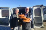 İmece usulüyle pide dağıtılıyor, pide girmeyen ev kalmıyor