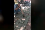 İnegöl’de sincap ve kumruyu elleriyle besledi