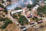 İnşaat malzemelerinin bulunduğu baraka alevlere teslim oldu