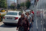 İnşaat paravanı kaldırımı kapattı, yayalar trafiğin ortasında kaldı