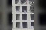 İnşaata çıkıp atlamak isteyen kişi ikna edildi
