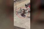 İnşaattaki demir boruları çalan motosikletliler kamerada