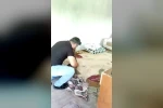 İnsanlar korkularından konteynere giremezken o elleriyle 1 metrelik yılanı yakaladı