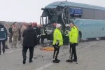 İran plakalı yolcu otobüsü tıra arkadan çarptı; 1 ölü, 10 yaralı