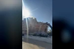İş makinası, üzerine doğru yıkılan 6 katlı binanın altında kalmaktan saniyelerle kurtuldu