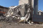 İş makinasının kolona son dokunuşu 7 katlı binayı yerle bir etti