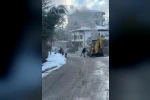 İş makinesinde çıkan yangını karla söndürmeye çalıştılar