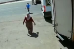 İş makinesinin kardeşlere çarptığı kaza anı güvenlik kamerasında