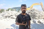 İş makinesiyle gelin arabasının önünü kesen operatör, bahşiş alınca yolu açtı