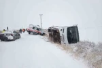 İşçi servisi devrildi, yardıma giden ambulans kara saplandı