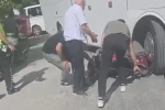 İşçi servisi ile çarpışan motosikletli yaralandı