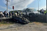 İşçi servisiyle çarpışan otomobil bahçeye uçtu: 3 yaralı