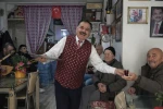 Isparta’da bu çay ocağına stresli giren türkü söyleyerek çıkıyor