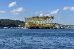 İstanbul Boğazı’ndan 350 metrelik sondaj platform iskelesi geçiş yapıyor