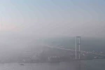 İstanbul güne sisle uyandı: Edirnekapı’da sis bulutları arasında dalgalanan Türk Bayrağı görsel şölen sundu