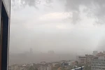 İstanbul’da fırtına etkili oldu, ağaçlar devrildi