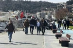İstanbul’da güneşli havayı fırsat bilenler Bebek sahiline akın etti 