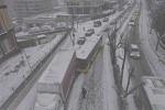 İstanbul’da kar kazaları da beraberinde getirdi, İETT otobüsü park halindeki kamyona çarptı