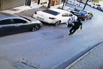 İstanbul’da yolda yürüyen kadının ensesine vurup kaçtı, o anlar kameraya yansıdı
