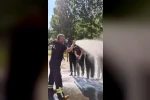 İtfaiyecilik bölümünde mezun olan öğrencilere tazyikli suyla veda