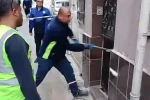 İzmir Büyükşehir ekipleri vatandaşın evine balyozla girdi