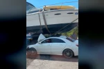 İzmir’de ilginç kaza: Otomobil tekneyle çarpıştı