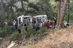 İzmir’de işçi servisi şarampole devrildi: 22 yaralı