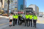 İzmir’in efsane trafik polisi emekli oldu: Son anonsunda elleri titredi
