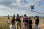 Jandarma sınırda çocuklarla birlikte uçurtma uçurdu