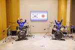 Japonya ve Güney Kore liderlerinden K-pop şarkıları eşliğinde bateri şov