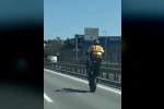 Kadıköy’de plakasız motosikletin tehlikeli yolculuğu kamerada