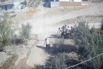 Kafası taşla ezilmek istenen baygın kocasını saldırganlara taş atarak kurtardı