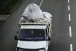 Kağıt taşıyan araçtan Kur’an-ı Kerim sayfaları savruldu: 2 kişi hakkında işlem başlatıldı