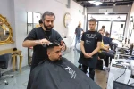 Kahramanmaraş’ta bir berber özel bireye meslek kapısı açtı
