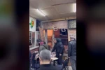Kahvehanenin duvarları parçalansa da oyunlarına devam ettiler