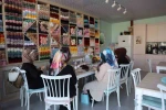 Kalabalıktan sıkıldılar, hayallerini örgü kafeyle gerçeğe dönüştürdüler